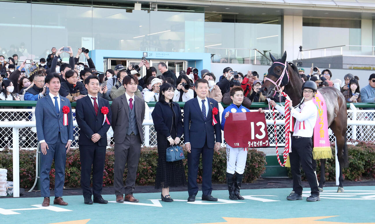 チューリップ賞を制したタイセイボーグと口取りに並ぶ西村淳騎手（右から2人目）（撮影・白石智彦）