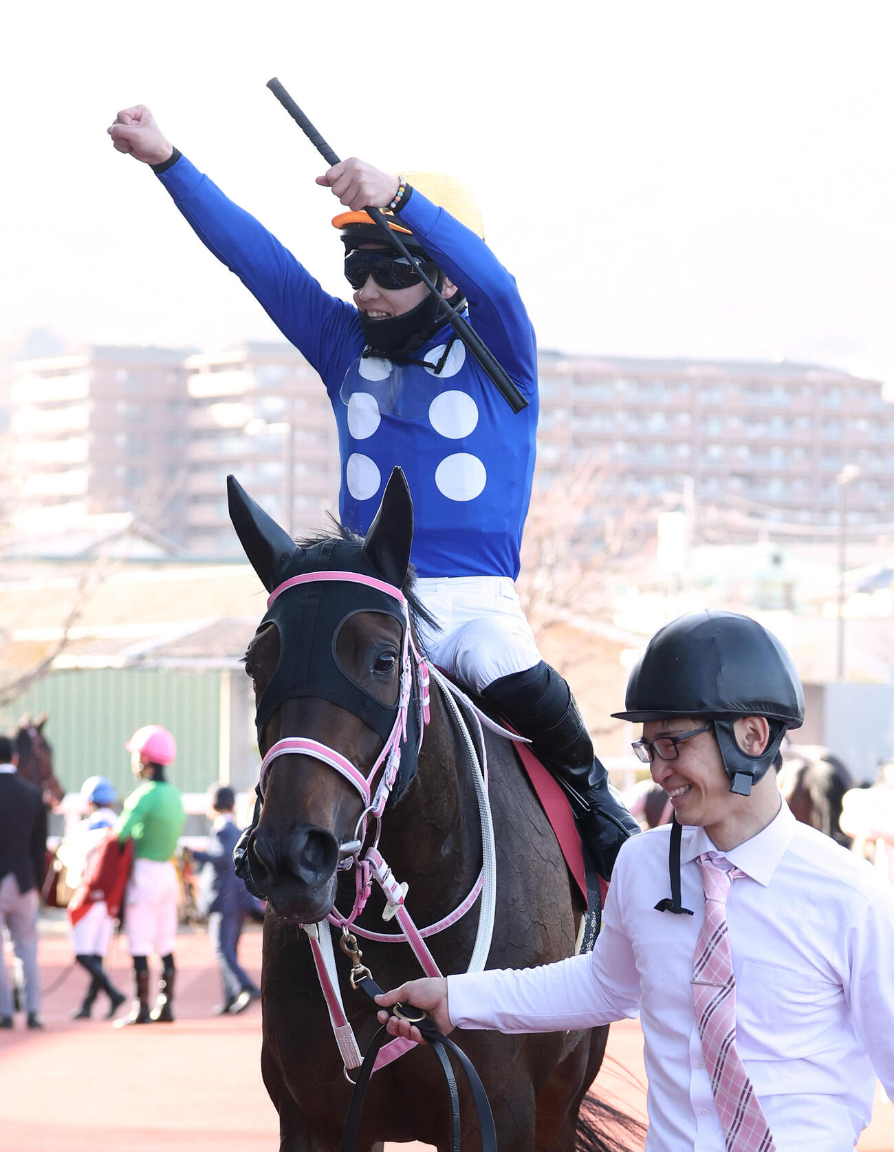 タイセイボーグでチューリップ賞を制しガッツポーズで引き揚げる西村淳騎手（撮影・白石智彦）