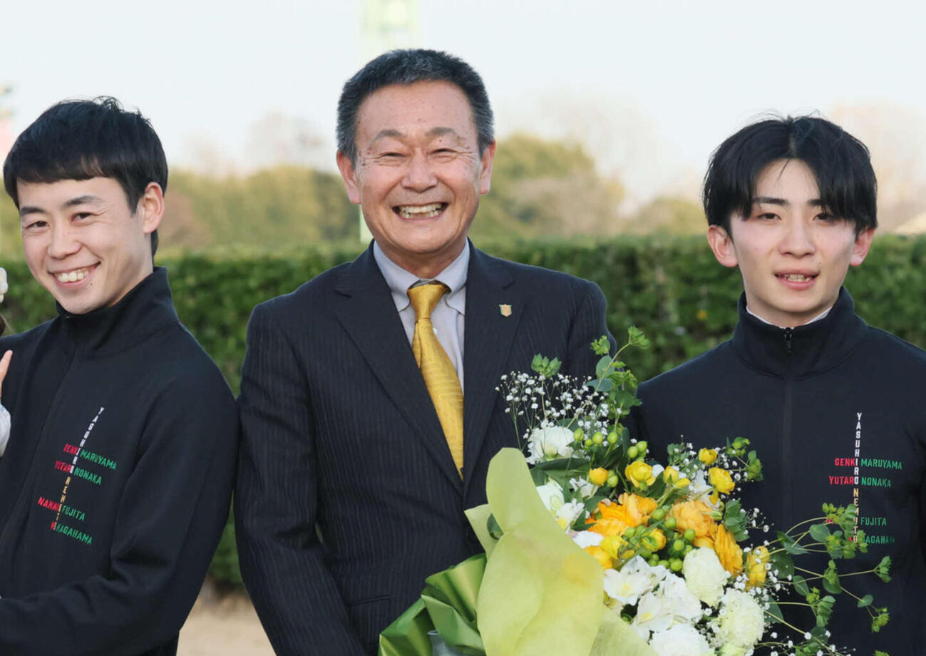 弟子の野中騎手（左）、1人おいて長浜騎手と写真に納まる根本師（2026年3月1日撮影）