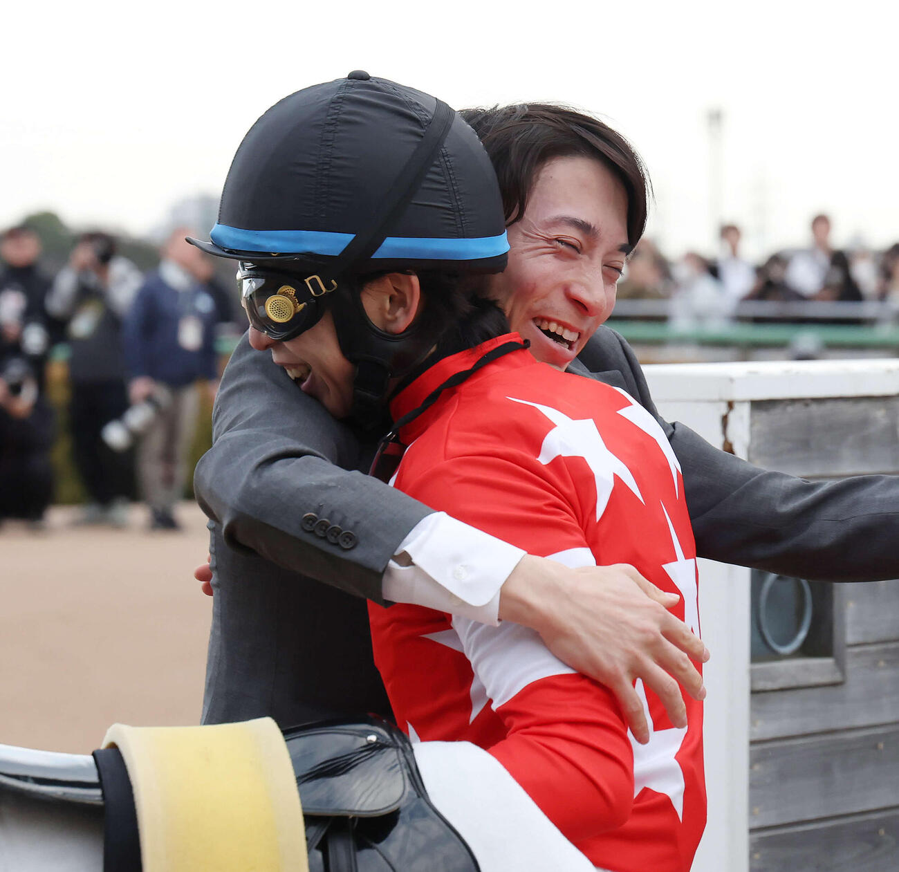 中山12R、レッドレナート初勝利を挙げ、横山和騎手と抱き合って喜ぶ手塚徳師（撮影・丹羽敏通）