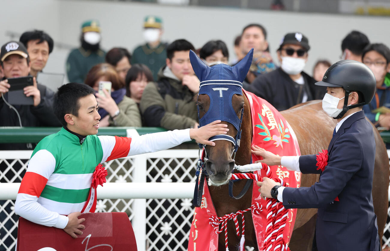 ギリーズボールをなでてねぎらう西塚騎手（撮影・白石智彦）