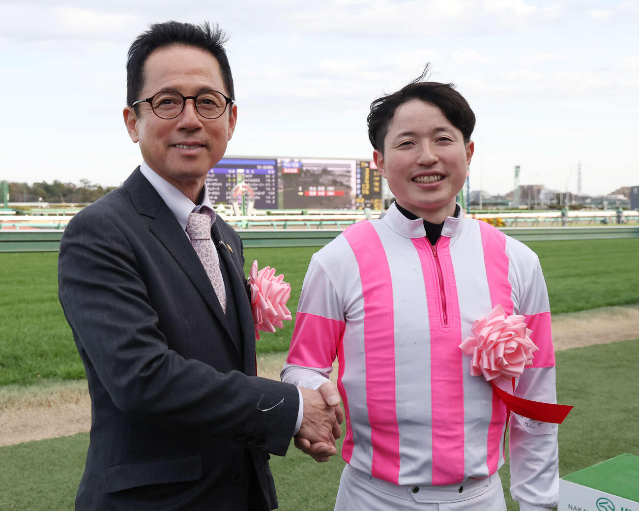 父武藤善則師（左）の管理するエセルフリーダで中山牝馬Sを制した武藤雅騎手（撮影・丹羽敏通）