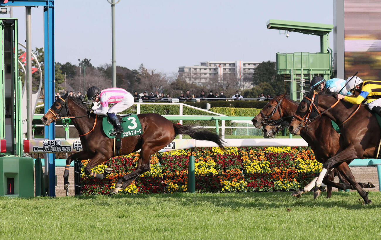 中山牝馬Sを制したエセルフリーダと武藤騎手（左）（撮影・丹羽敏通）
