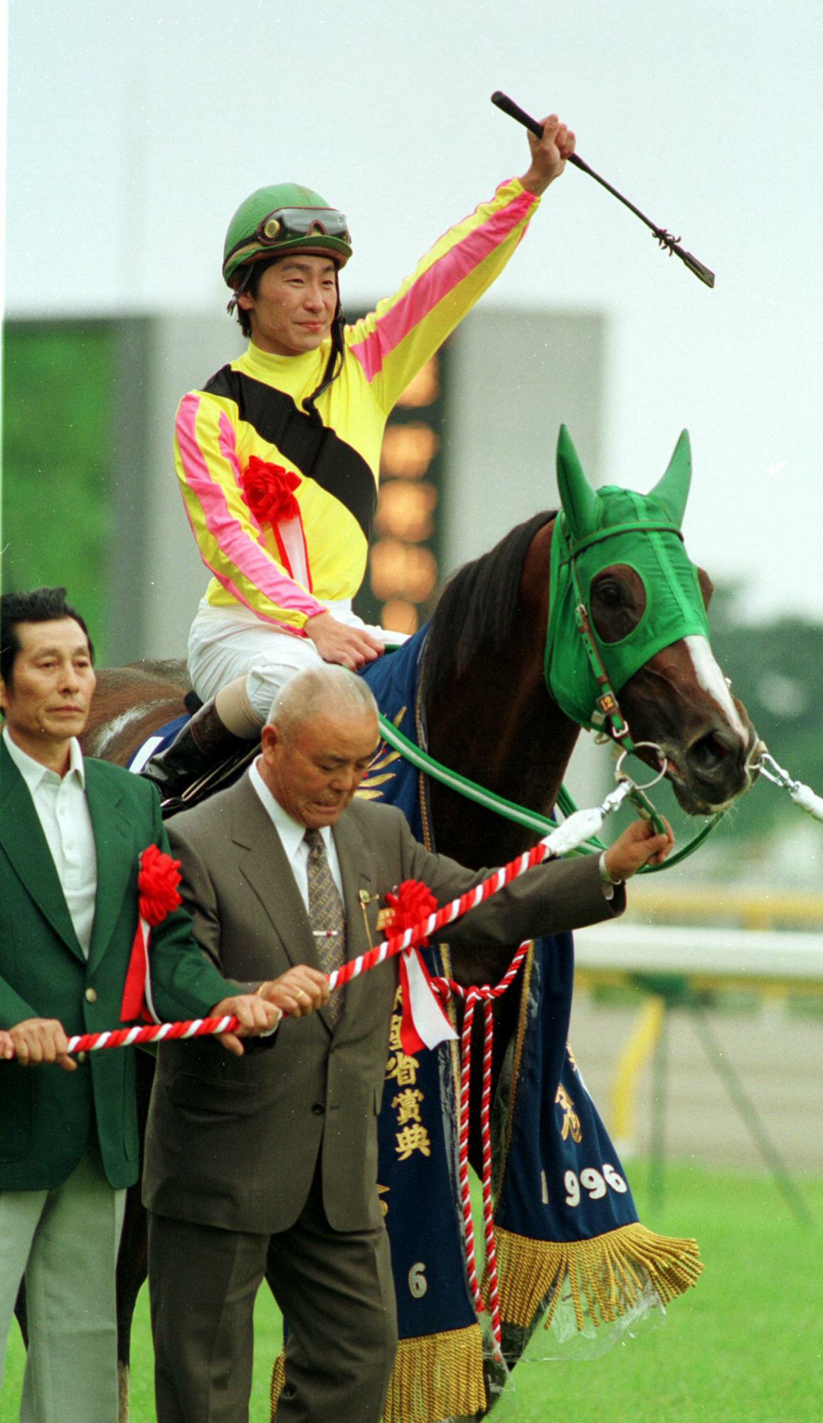 安田記念を制したトロットサンダーと横山典弘騎手＝1996年6月撮影