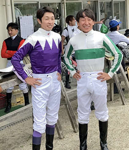 スペシャルウィークの勝負服を着た武豊騎手とメジロライアンの勝負服を着た横山典騎手（2023撮影）