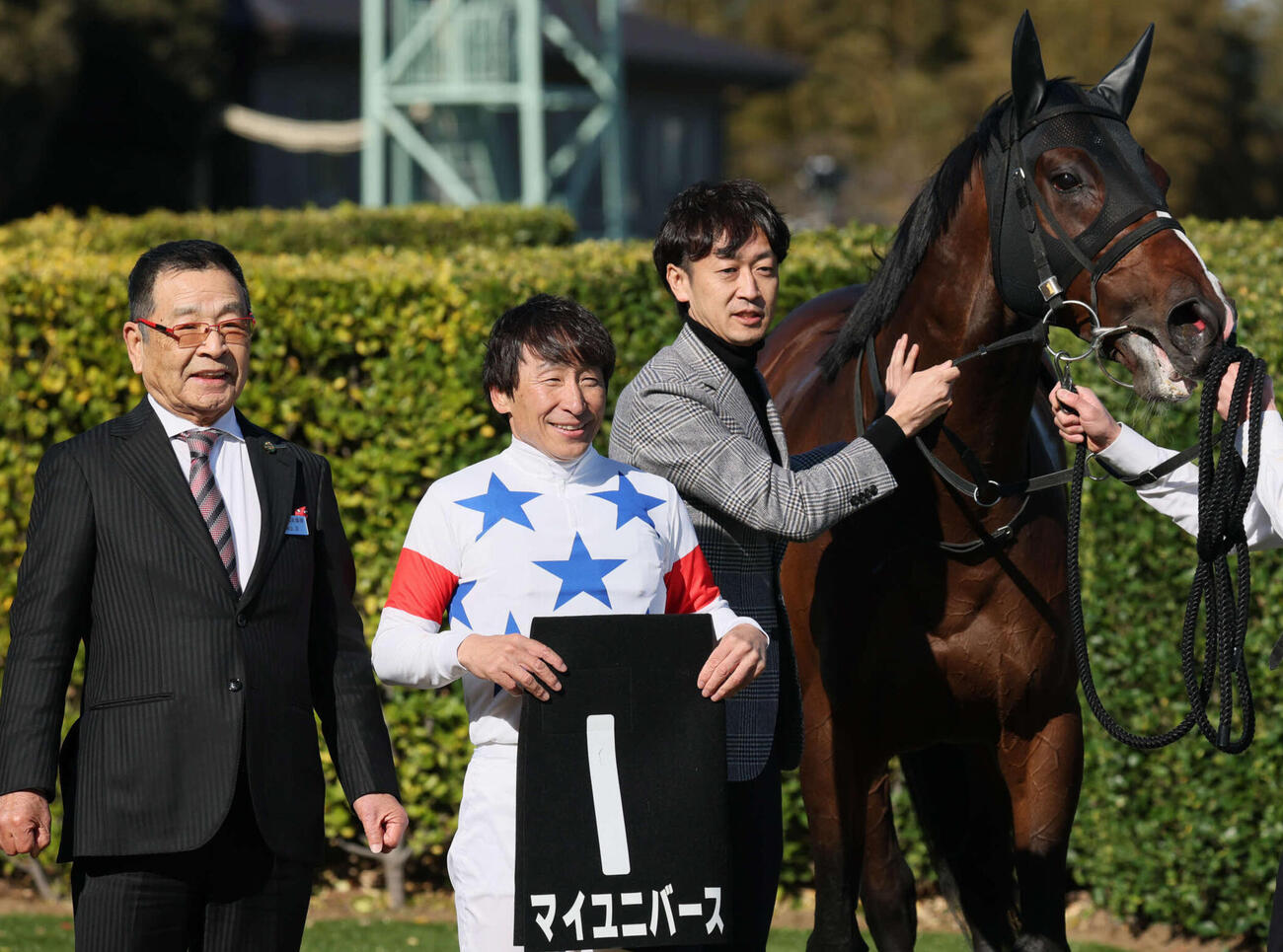 湾岸Sを制したマイユニバースの口取りをする横山典騎手と武幸師（撮影・丹羽敏通）
