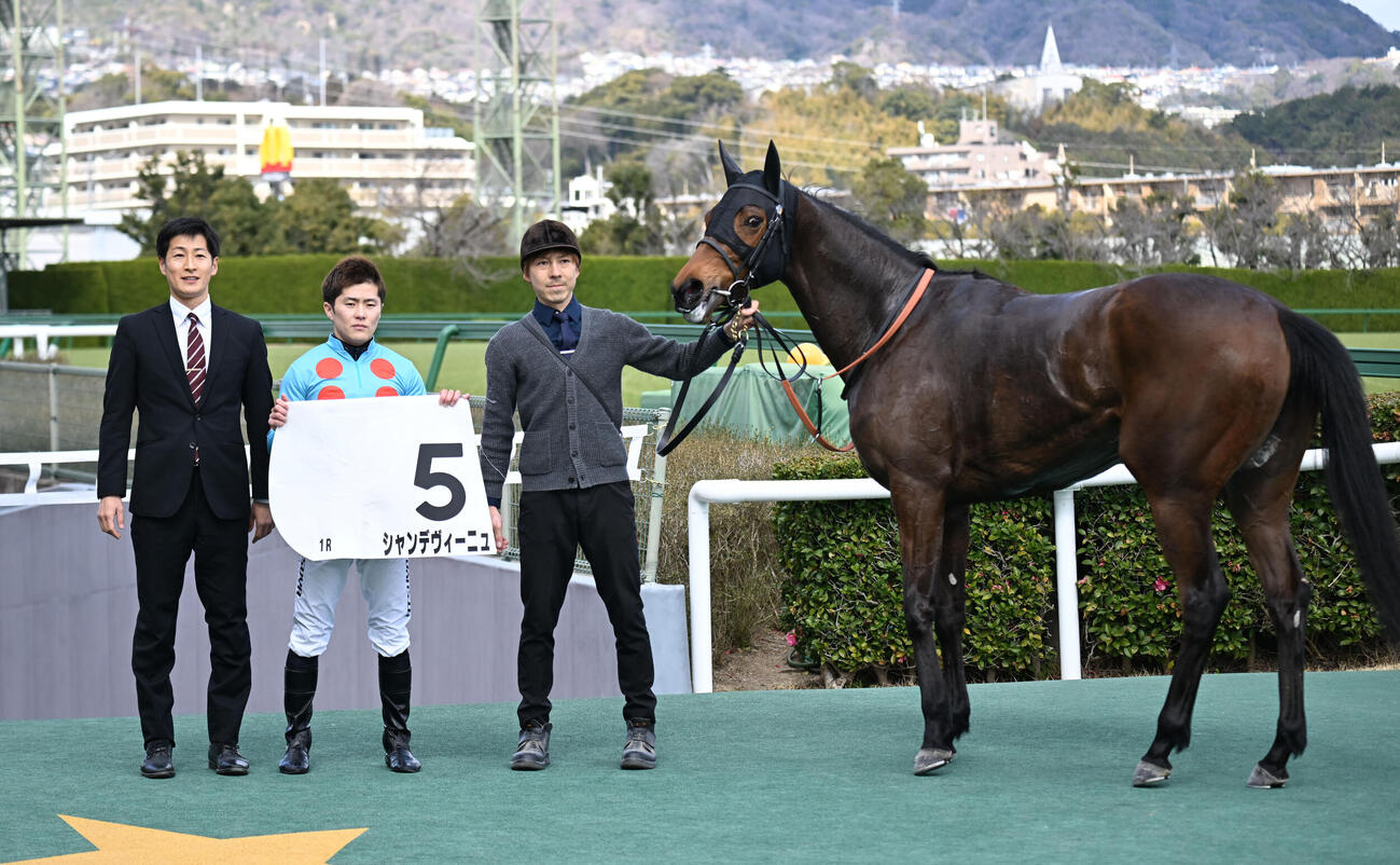 阪神1R3歳未勝利　シャンデヴィーニュでJRA初勝利を飾った柴田卓調教師（左）（撮影・和賀正仁）