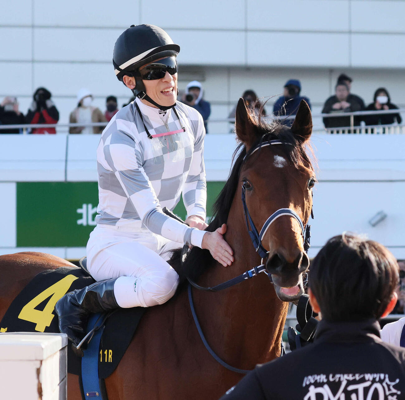 中山11R、アネモネSを制したディアダイヤモンドと津村騎手（撮影・丹羽敏通）