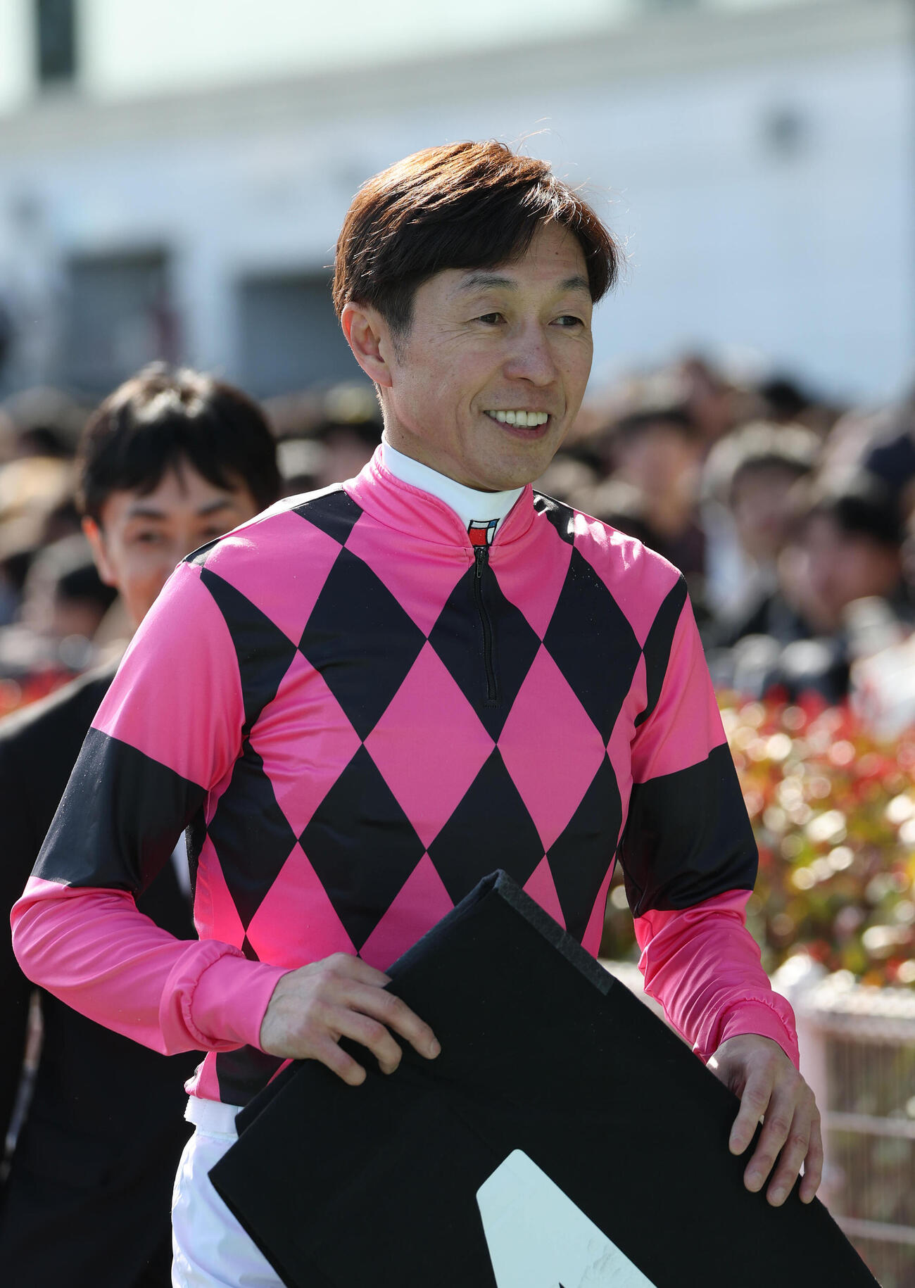 中京10R、誕生日に昇竜Sを勝利しファンの声援に笑顔を見せる武豊騎手（撮影・白石智彦）