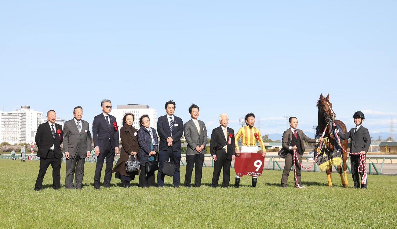 中京11R、金鯱賞を制したシェイクユアハートと口取りに並ぶ古川吉騎手（右から3人目）（撮影・白石智彦）