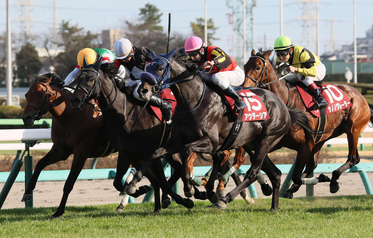 中山11R、アスクエジンバラとの競り合いを制し、スプリングSに勝利したアウダーシアと津村騎手（手前）（撮影・丹羽敏通）