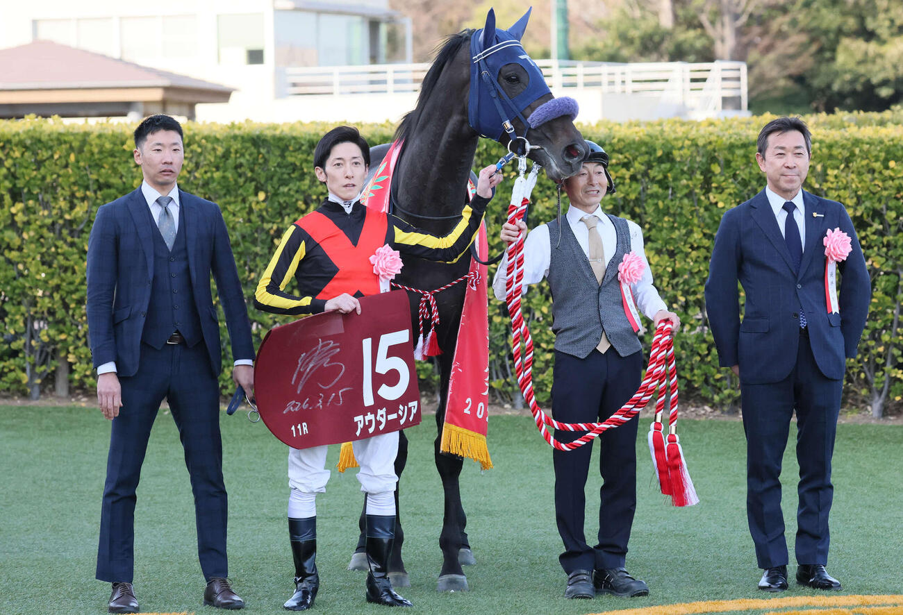 中山11R、スプリングSを制したアウダーシアの口取りをする津村騎手と手塚久師（撮影・丹羽敏通）