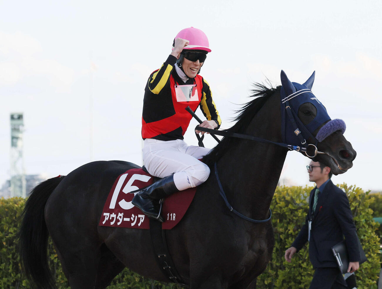 中山11R、アウダーシアでスプリングSを制して歓喜する津村騎手（撮影・丹羽敏通）