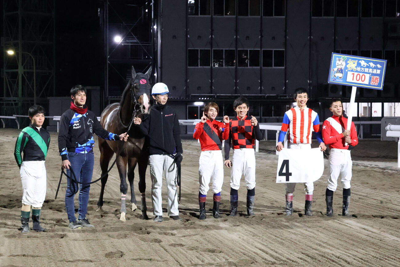 浦和12Rをデーレーチョップで勝ち地方競馬通算100勝を達成した川崎の佐野遥久騎手（右から2人目）
