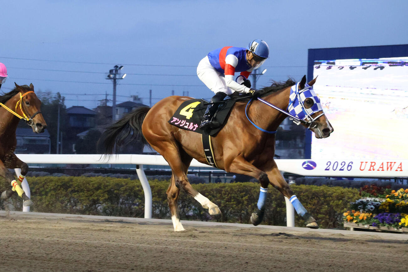 浦和11R・桜花賞　2着に2馬身差で逃げ切り桜花賞を制したアンジュルナと野畑凌騎手