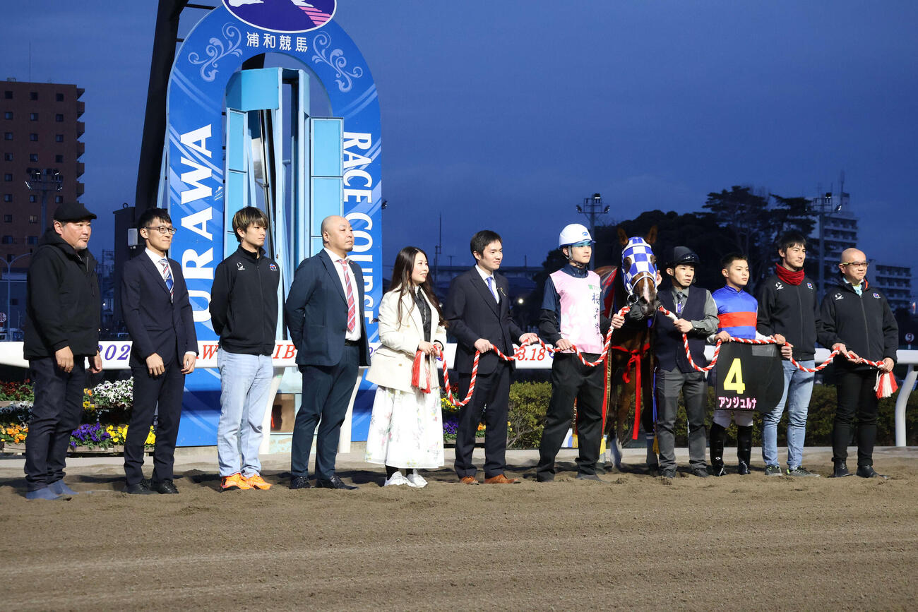 桜花賞を制して記念撮影に納まるアンジュルナと関係者