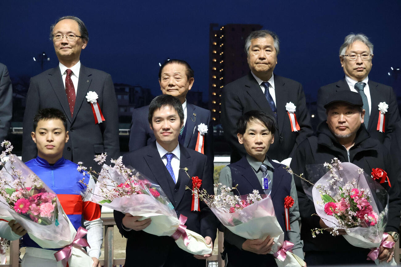 桜花賞の表彰式で記念撮影に納まるアンジュルナの関係者。前列左から野畑凌騎手、竹下浩一オーナー、浦志光輔調教師補佐、小久保智調教師