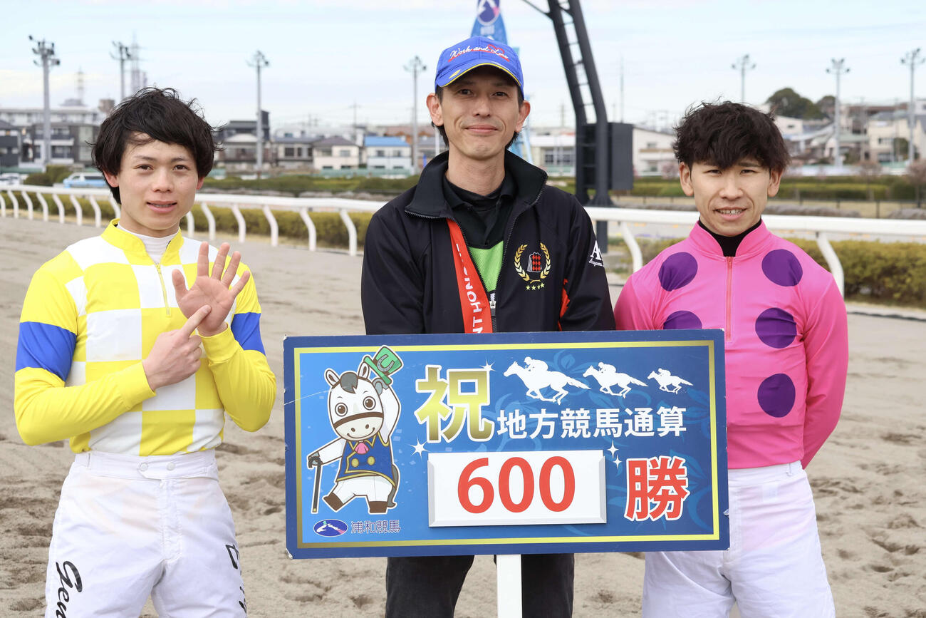 浦和1Rで地方競馬通算600勝を達成した大井の西啓太騎手（右）
