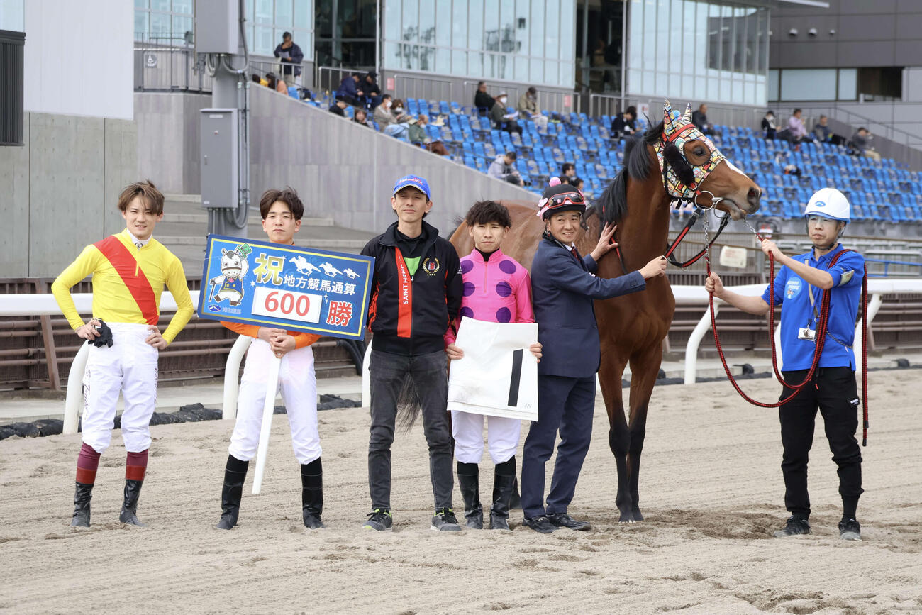 19日の浦和1Rをサヨノビックアルマで勝ち地方競馬通算600勝を達成した大井の西啓太騎手（左から4人目）