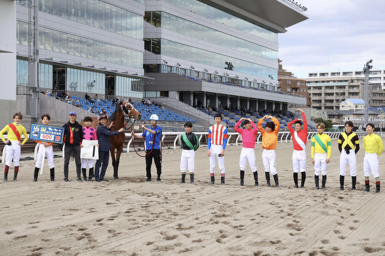 19日の浦和1Rをサヨノビックアルマで勝ち地方競馬通算600勝を達成した大井の西啓太騎手（左から4人目）