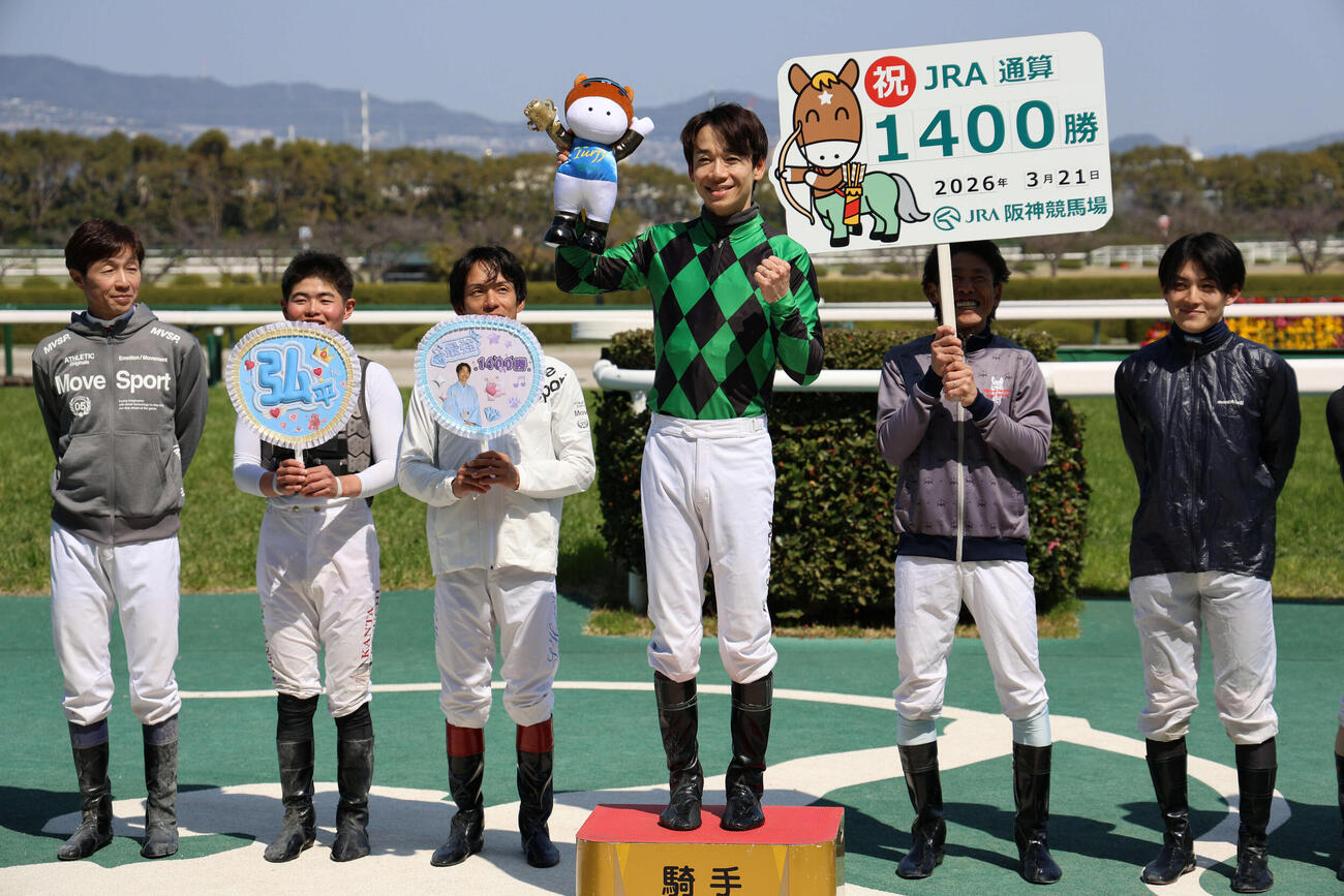 阪神4R、3歳未勝利戦をポッドリプルで制した松山騎手は通算1400勝となり記念写真に納まる（撮影・西尾就之）