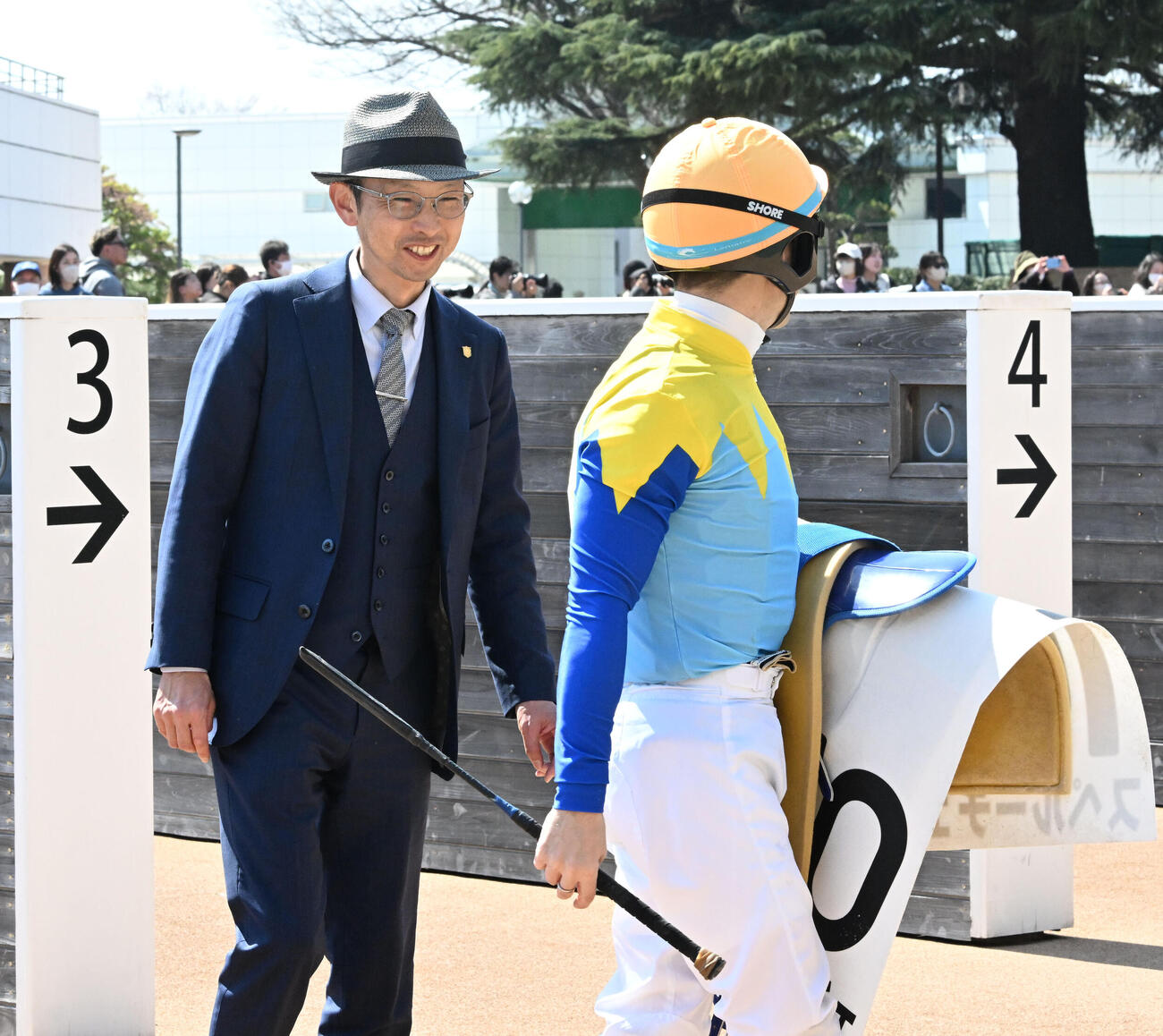 中山6R、3歳1勝クラスをスペルーチェで制したルメール騎手（右）をねぎらう宮田師（撮影・千葉一成）