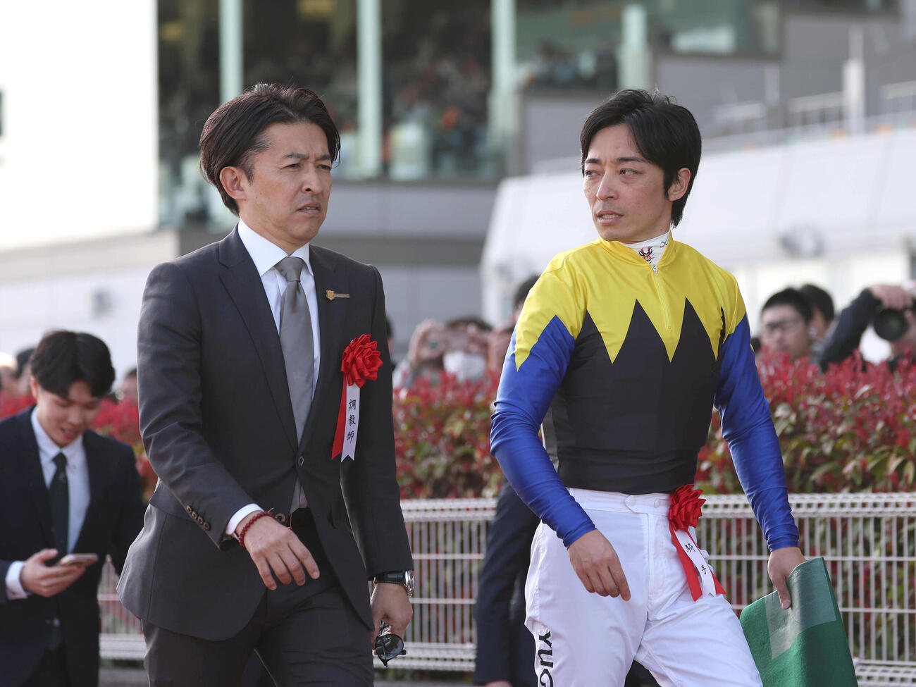 ダイヤモンドノットでファルコンSを制した川田騎手は福永師（左）と話しながら口取り撮影に向かう（撮影・白石智彦）