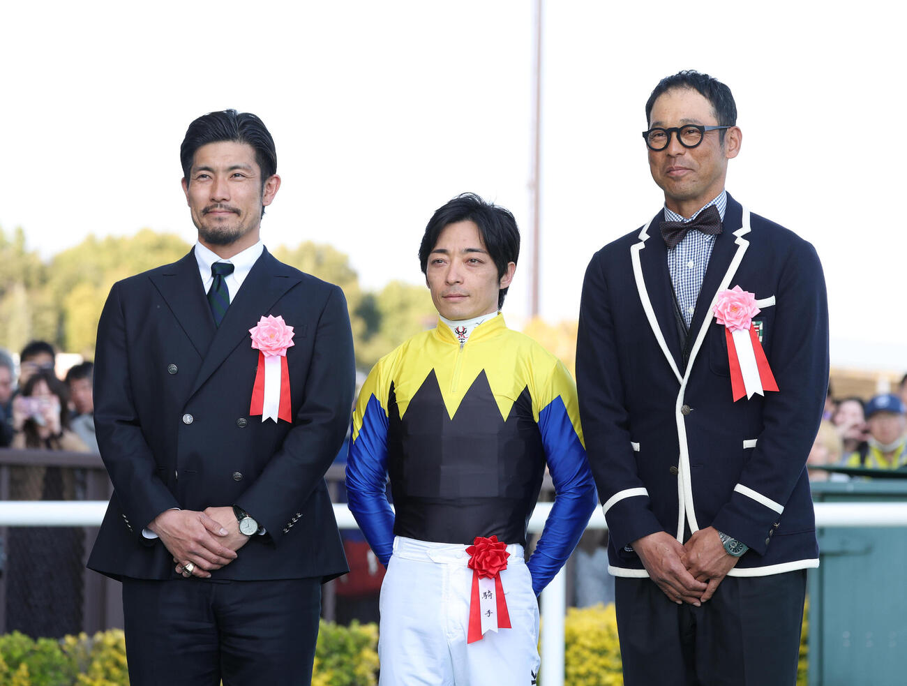 記念写真に納まる、左から元中日の祖父江大輔氏、川田騎手、英智氏（撮影・白石智彦）