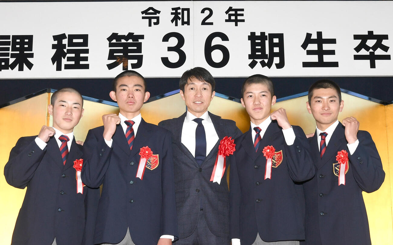 20年、武豊日本騎手クラブ会長を中心に健闘を誓い合う36期卒業生の原優介騎手（右端）