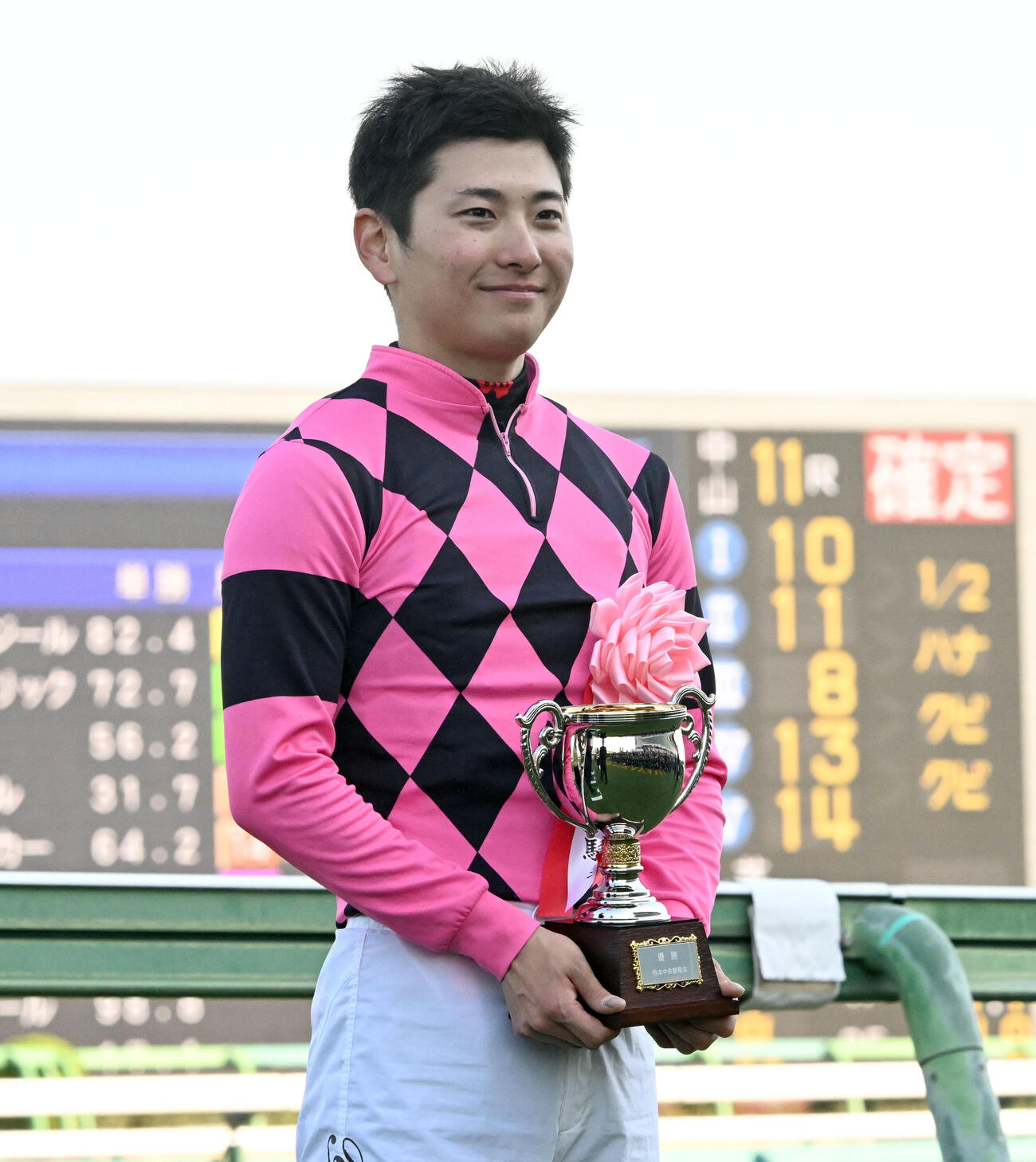 フラワーCをスマートプリエールで制し、表彰式で優勝杯を手にする原騎手（撮影・千葉一成）