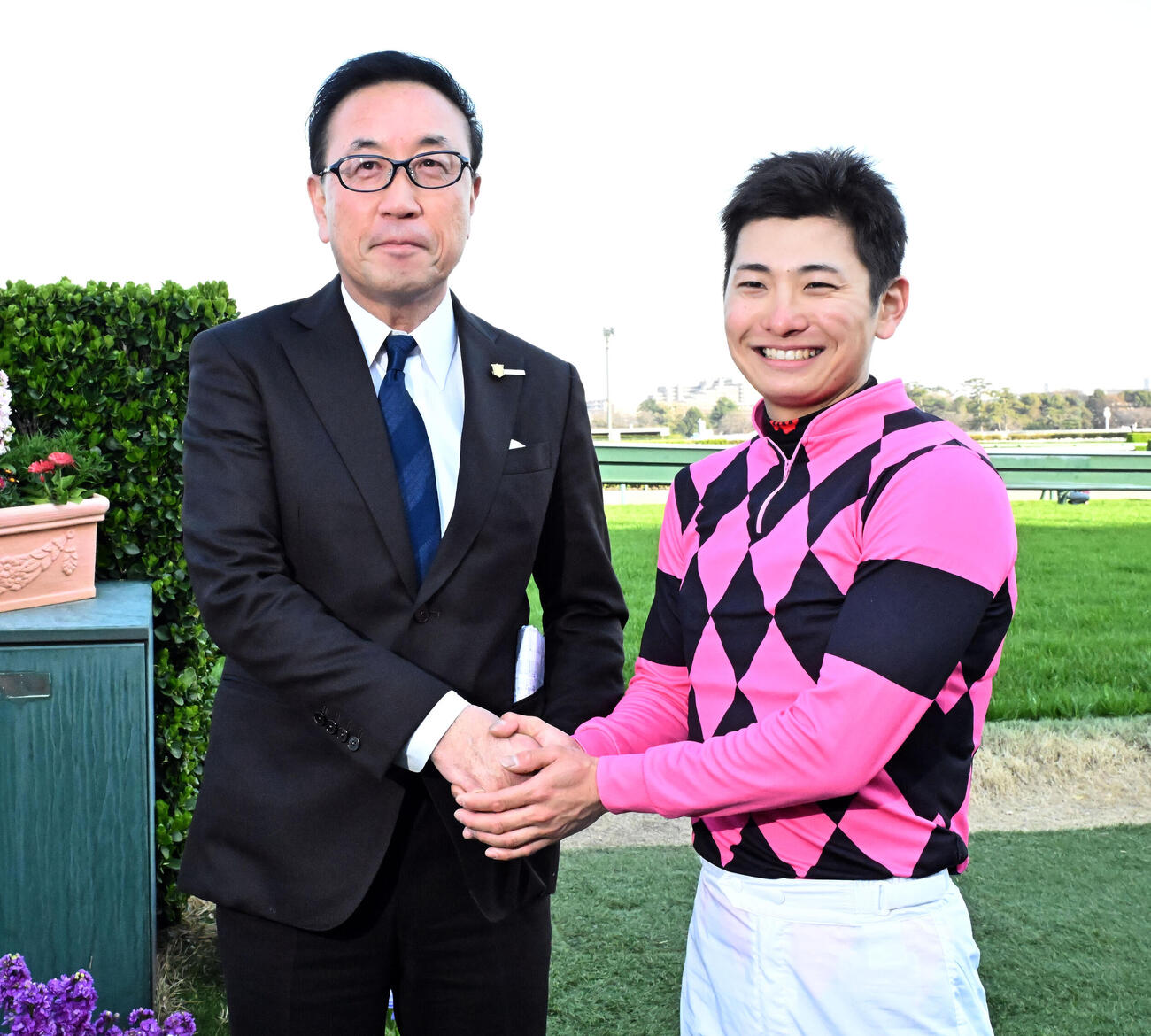 フラワーCをスマートプリエールで制し、握手する大久保師（左）と原騎手（撮影・千葉一成）