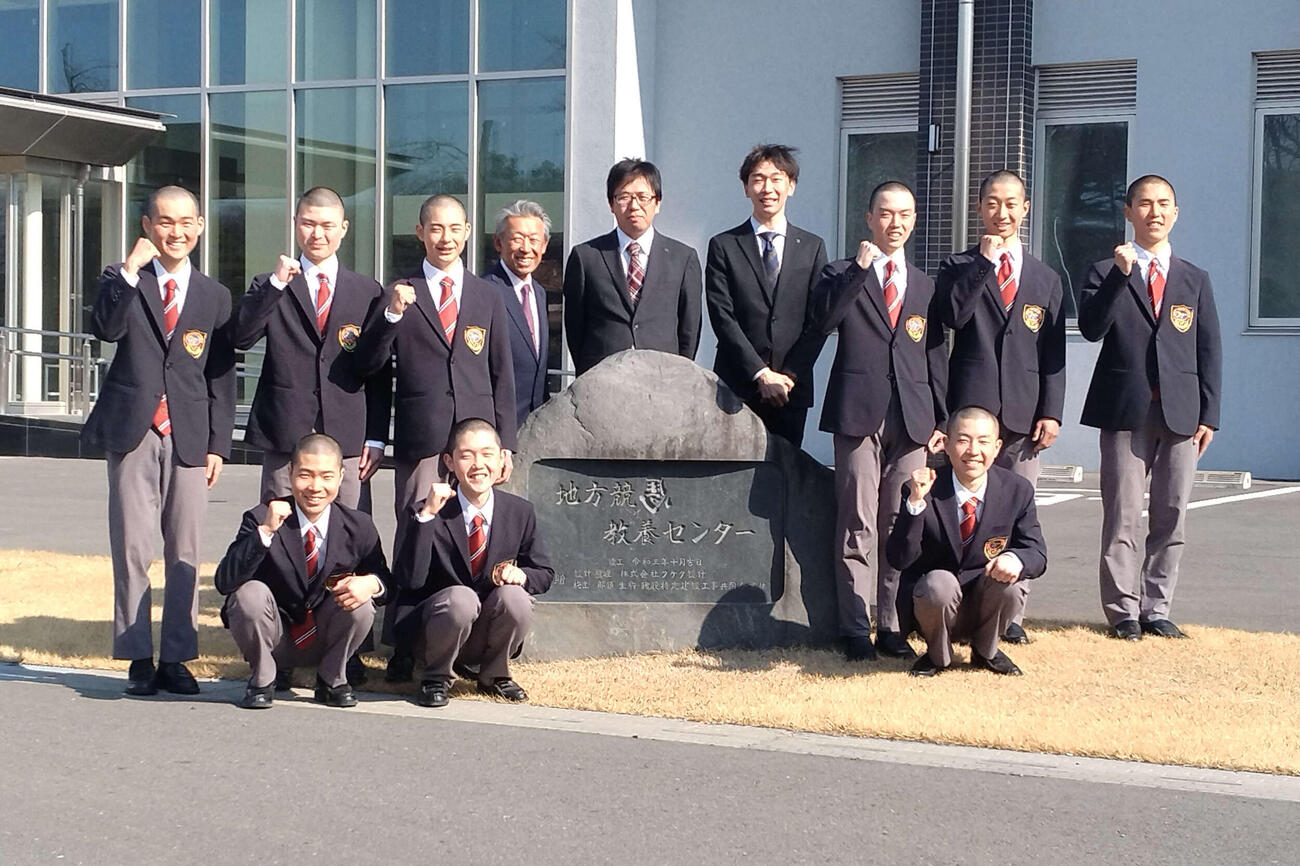 修了記者会見終了後に記念撮影に納まる第107期騎手候補生と内田利雄教官（後列左から4人目）