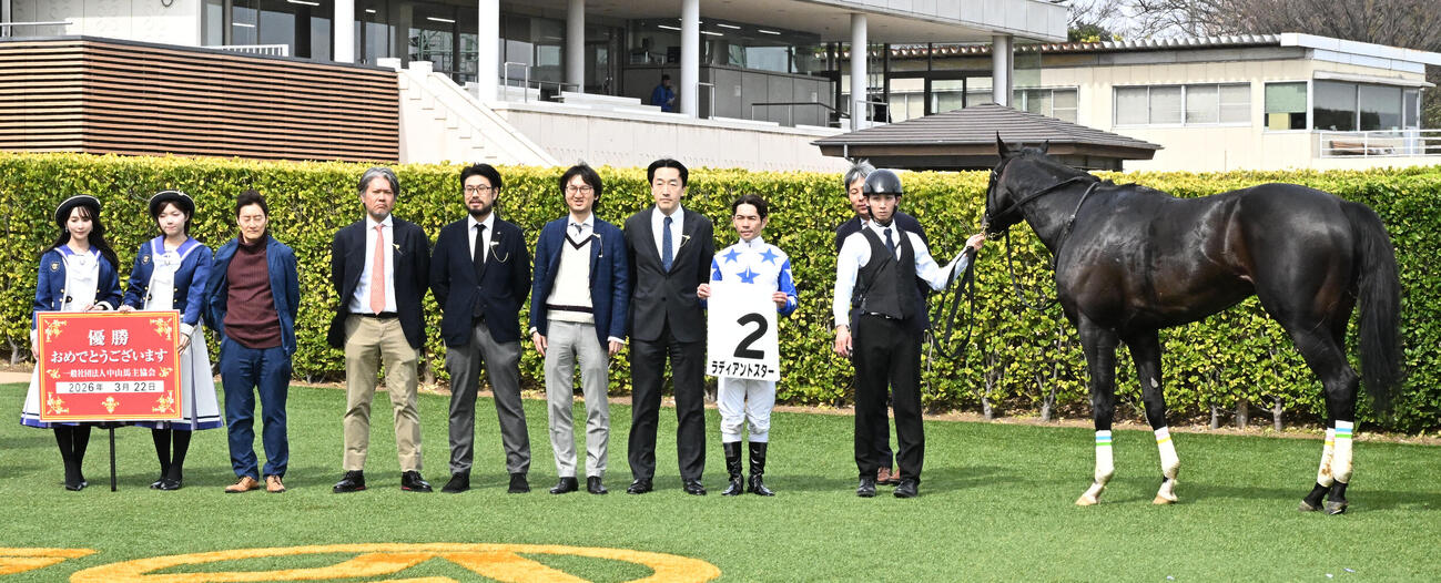 中山7R、3歳1勝クラスを制したラディアントスターの口取りをする戸崎騎手（撮影・千葉一成）