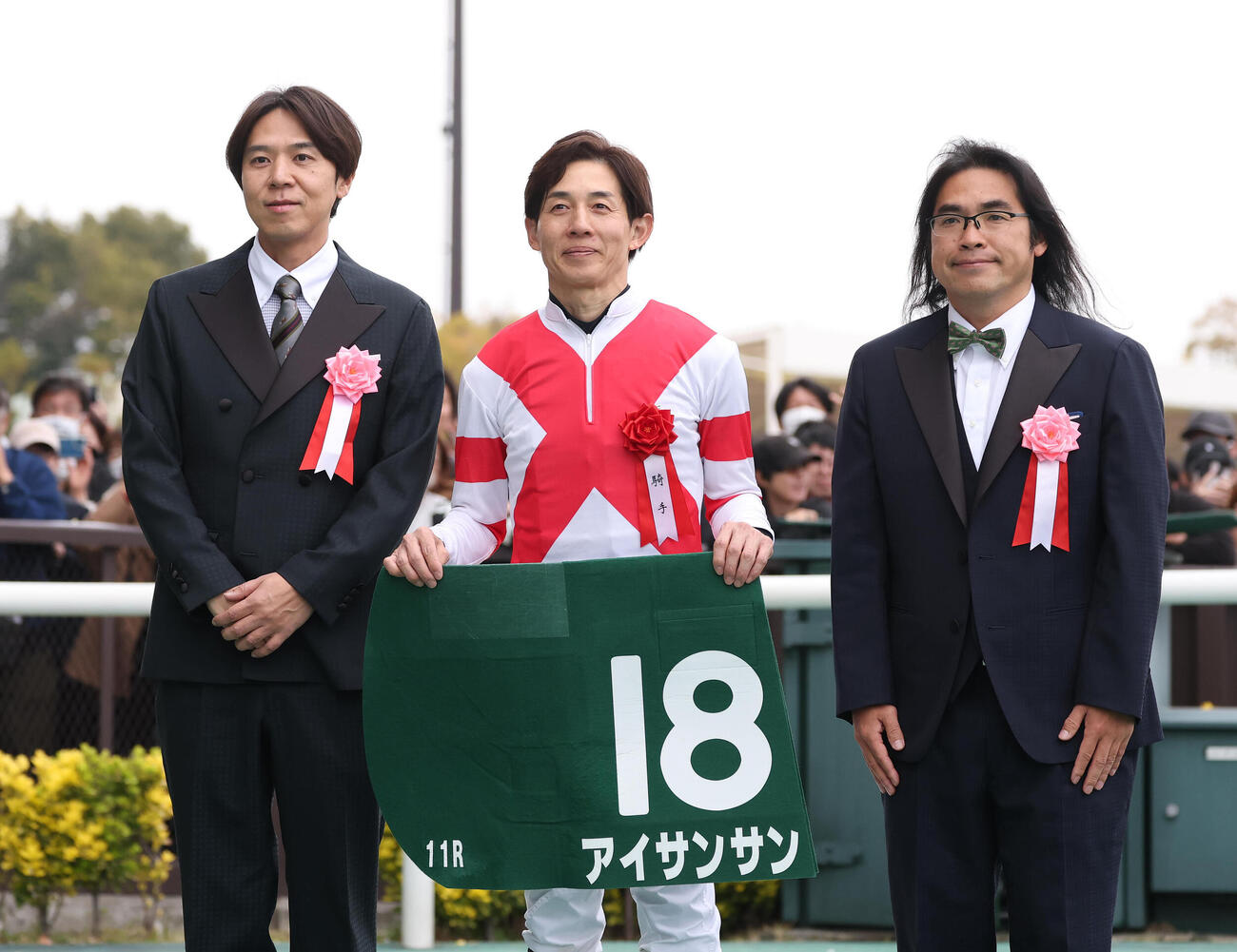 記念写真に納まる、左からプレゼンターのロッチのコカドケンタロウ、幸騎手、中岡創一（撮影・白石智彦）