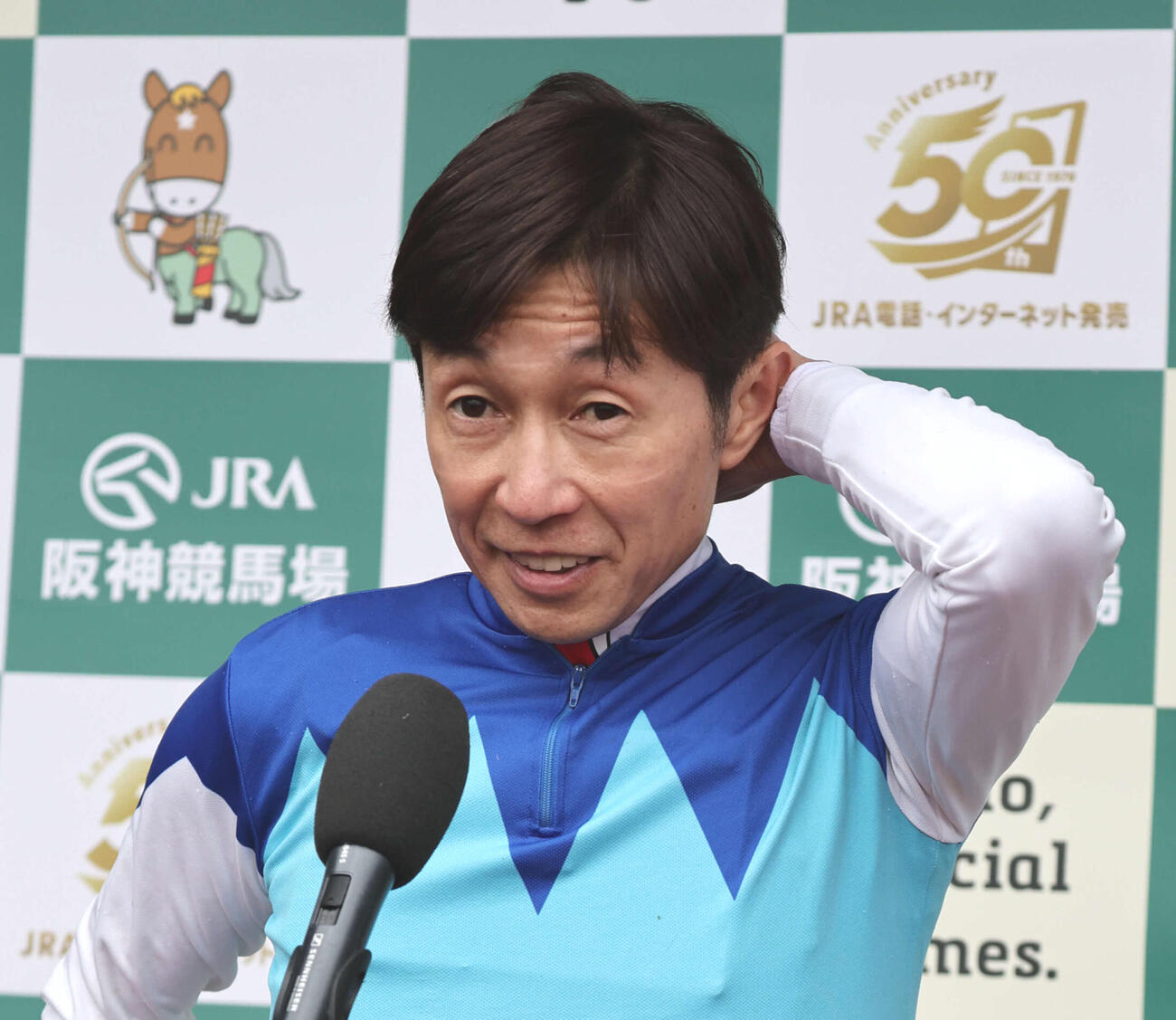 阪神大賞典をアドマイヤテラで制した武豊騎手はインタビューで笑顔を見せる（撮影・西尾就之）