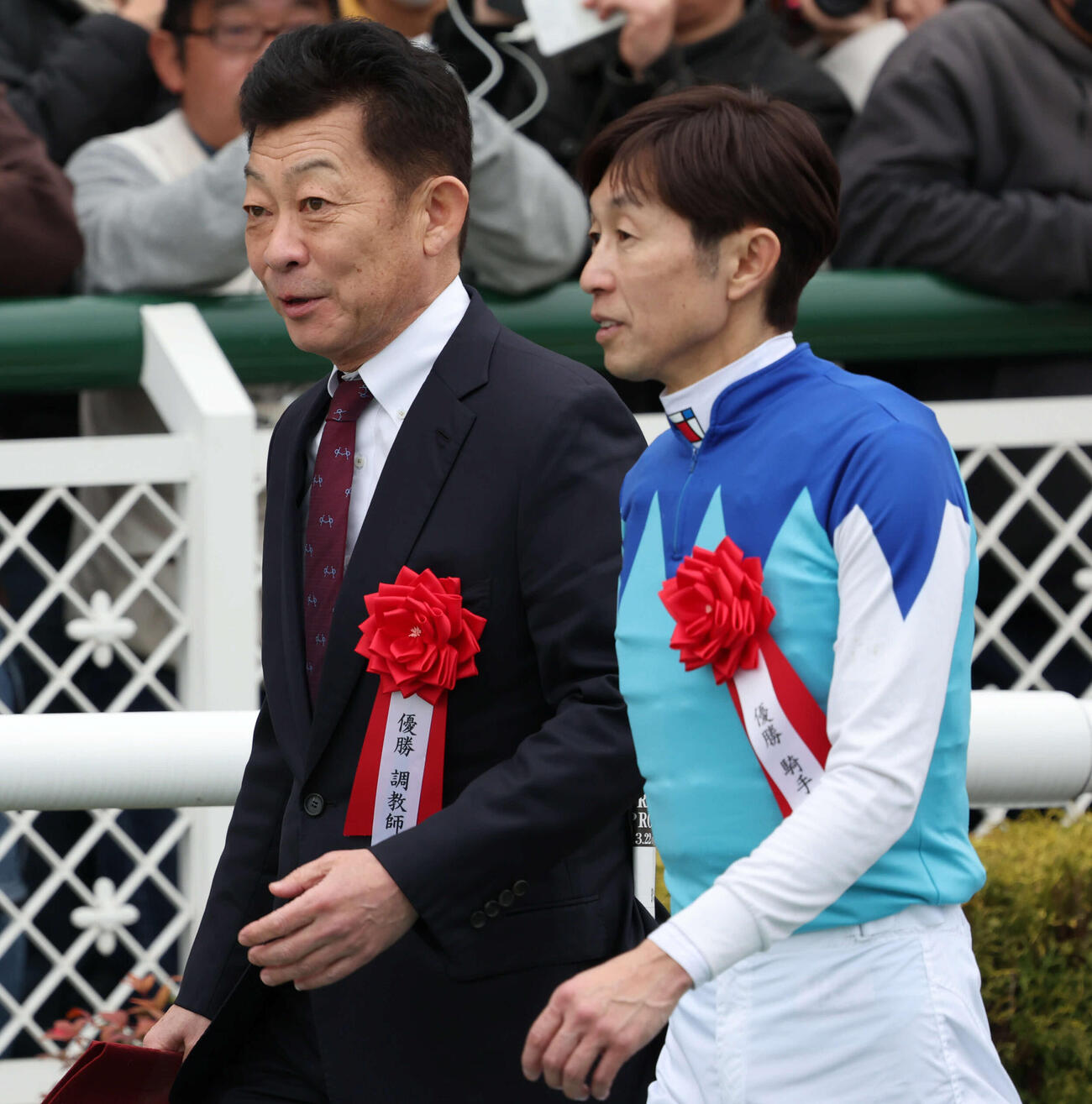 阪神大賞典をアドマイヤテラで制した武豊騎手（右）と友道師は話しながら表彰式に向かう（撮影・西尾就之）