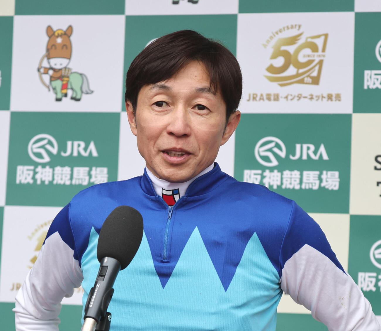 阪神大賞典をアドマイヤテラで制しインタビューに答える武豊騎手（撮影・西尾就之）