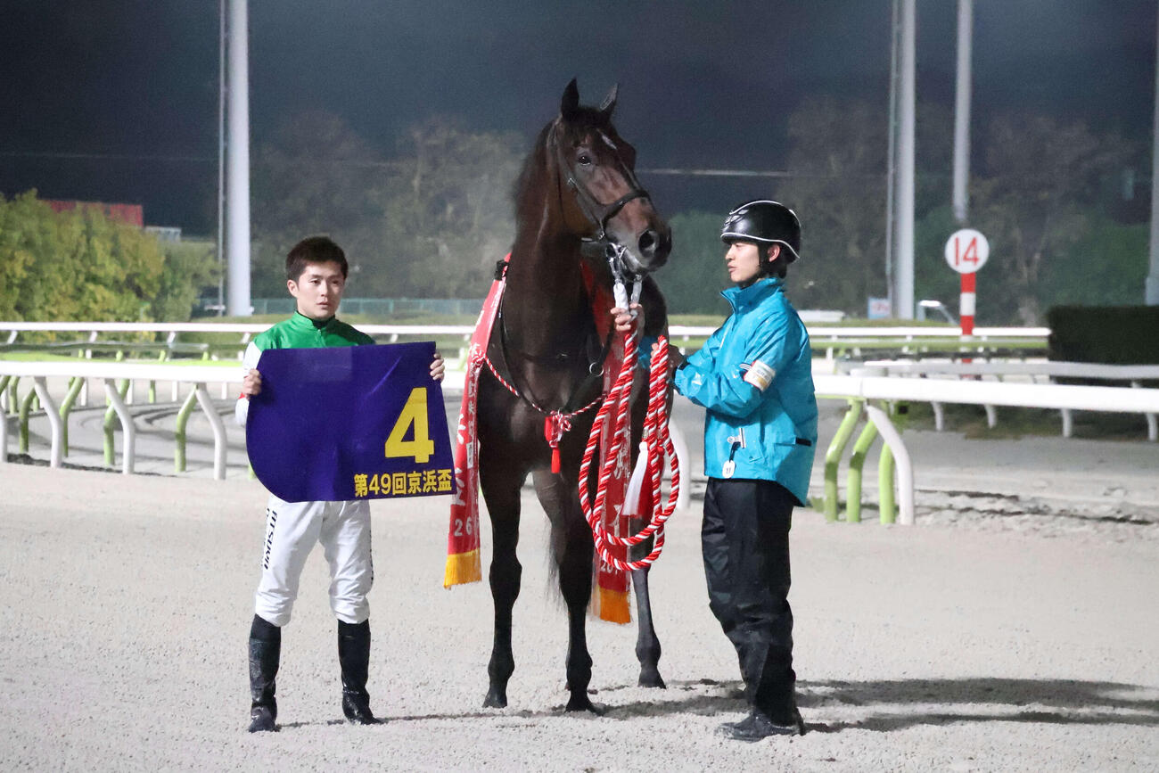 26年3月25日、記念撮影に納まるロックターミガンと西村淳也騎手