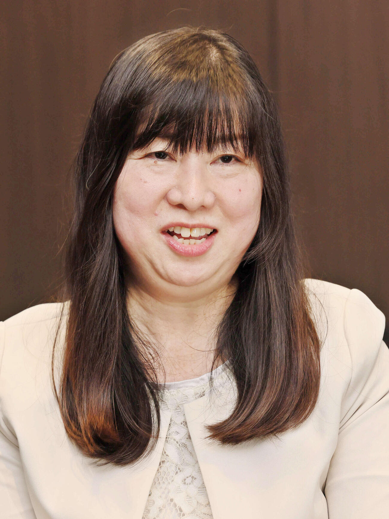 インタビューに答えるJRA初の女性理事の越穂波氏（撮影・丹羽敏通）