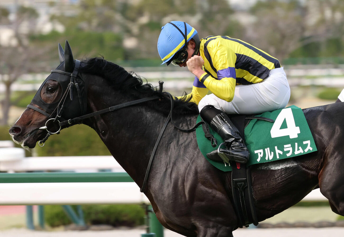 アルトラムスで毎日杯を制しガッツポーズする岩田望来騎手（撮影・西尾就之）