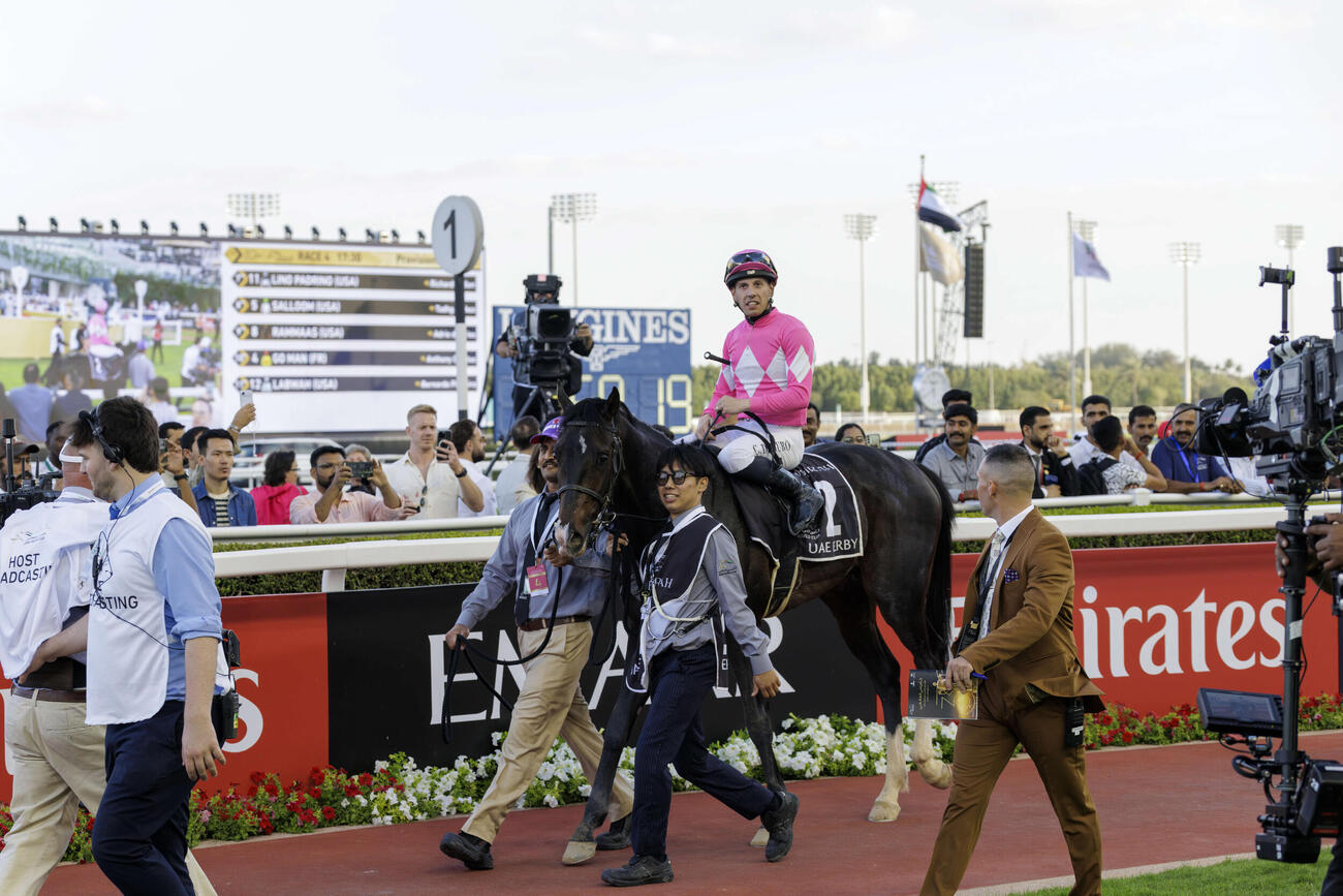 UAEダービーで日本馬5連覇を飾り引き揚げるワンダーディーンとC・デムーロ騎手（（C）Dubai Racing Club）