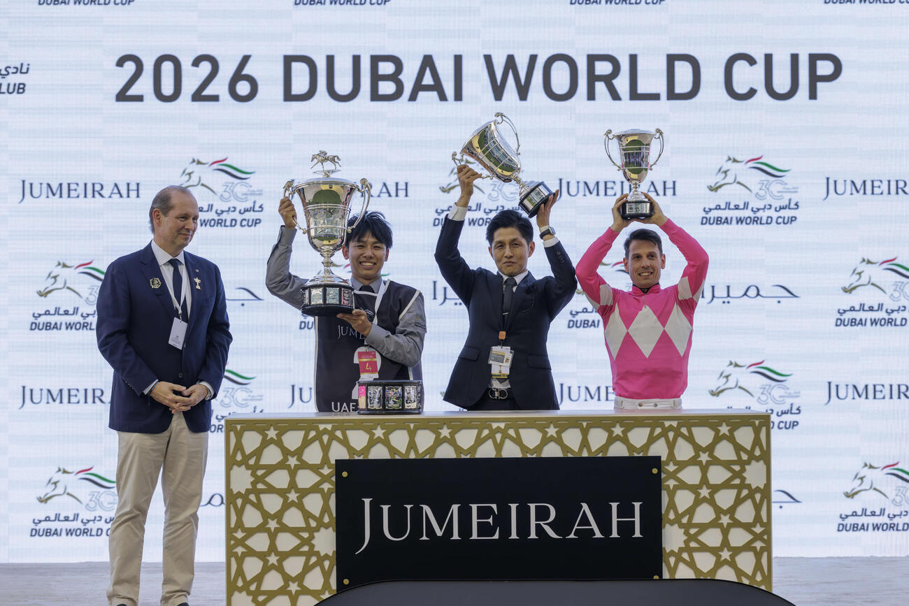 UAEダービーを制しトロフィーを掲げる高柳大師（右から2人目）、C・デムーロ騎手（右）（（C）Dubai Racing Club）