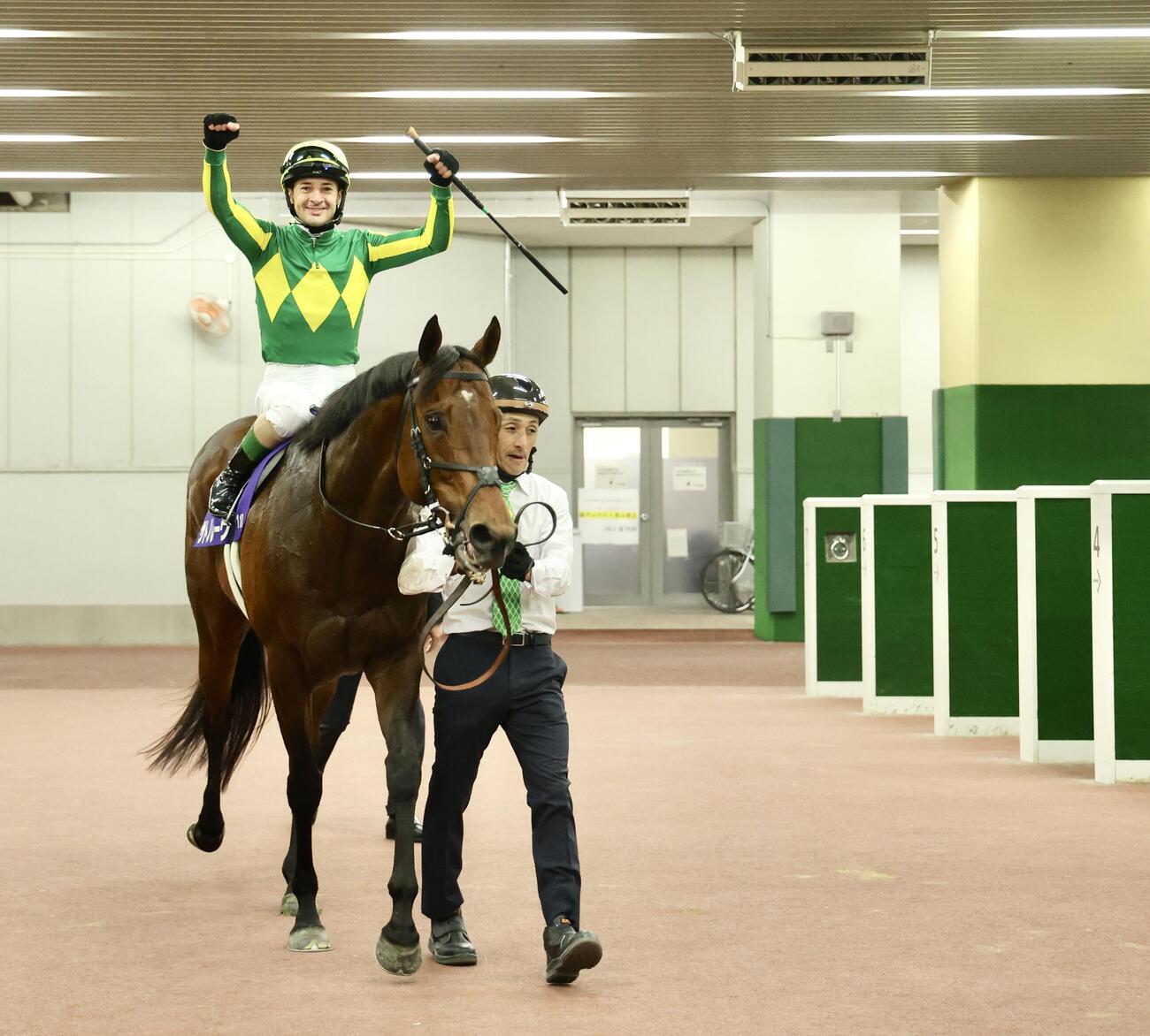 高松宮記念初制覇のC・ルメール騎手は鞍上でガッツポーズ（撮影・河田真司）