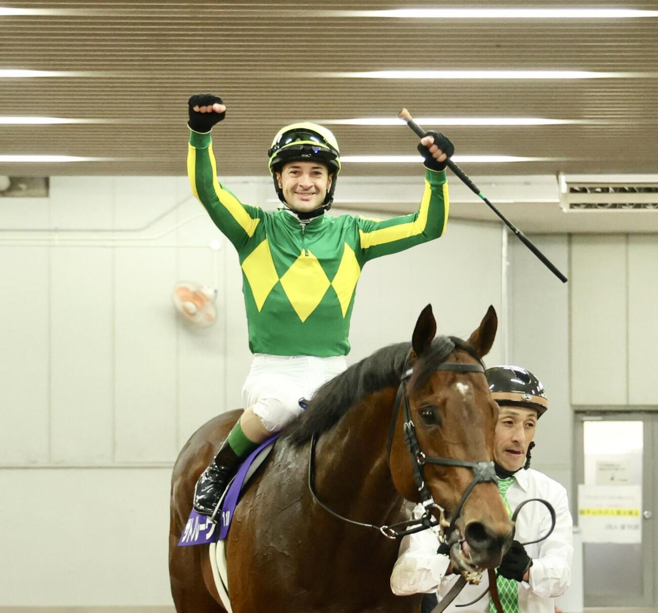 高松宮記念初制覇のC・ルメール騎手は鞍上でガッツポーズ（撮影・河田真司）