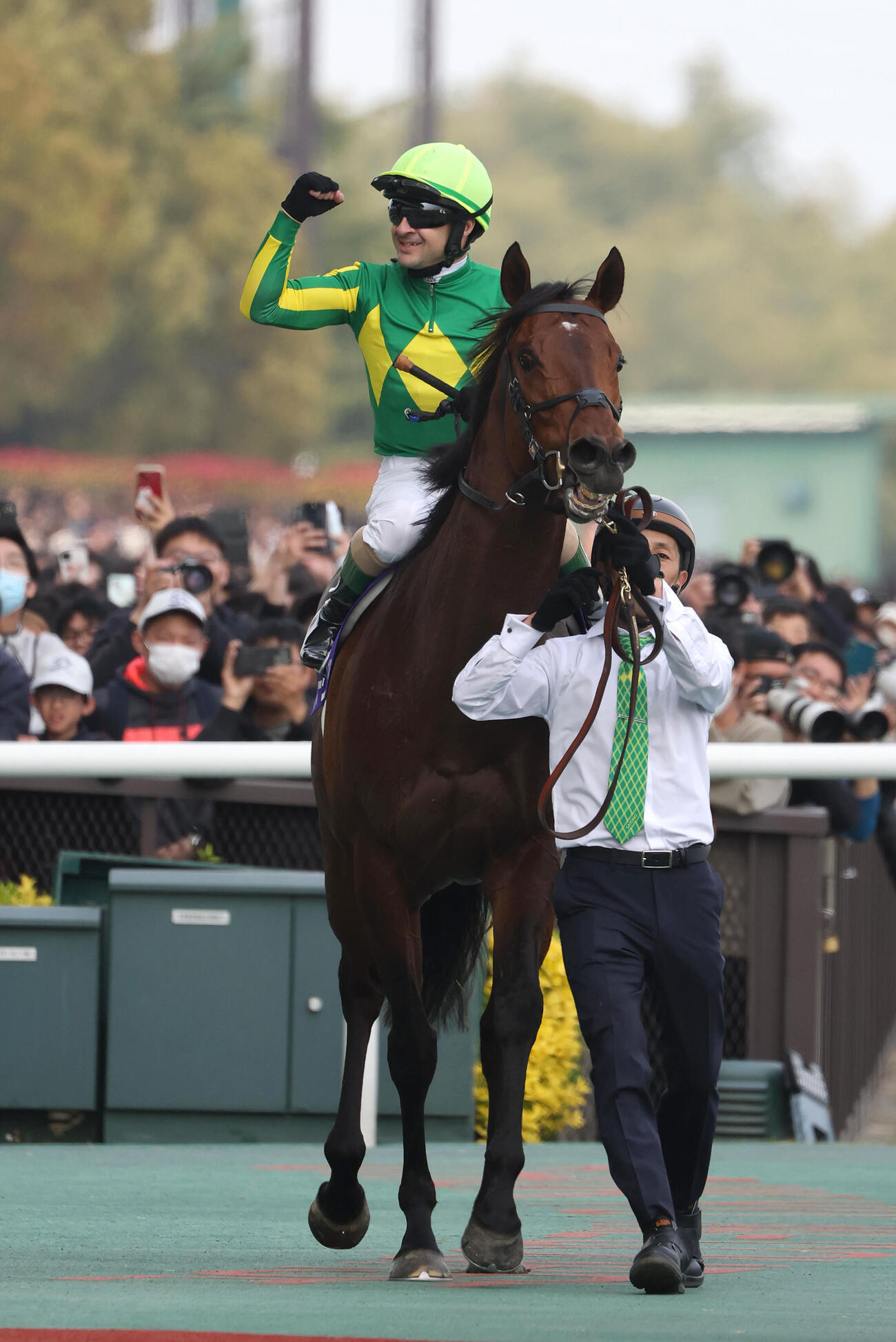 サトノレーヴで高松宮記念を制しファンの声援にガッツポーズで応えるルメール騎手