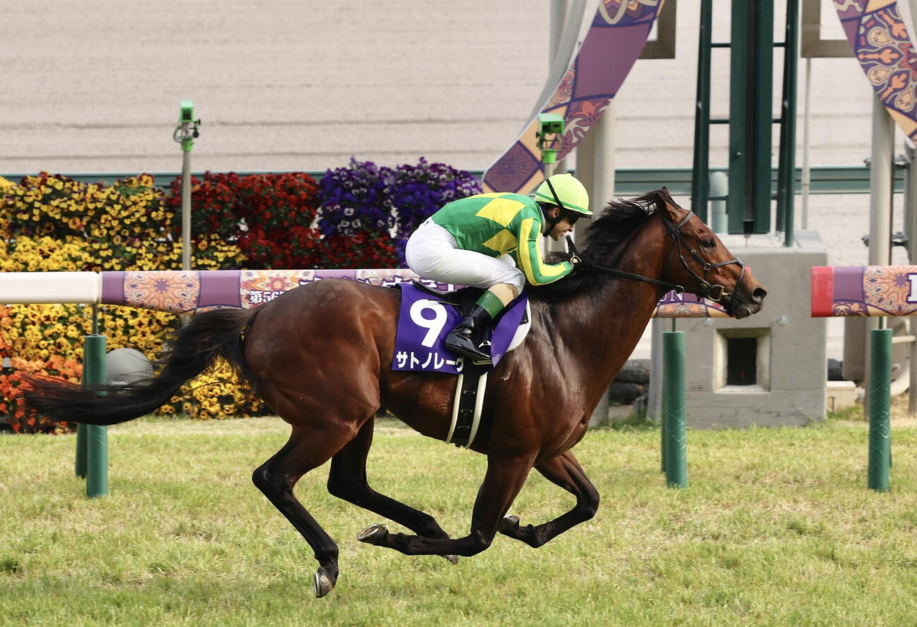 高松宮記念を制するサトノレーヴとC・ルメール騎手（撮影・河田真司）