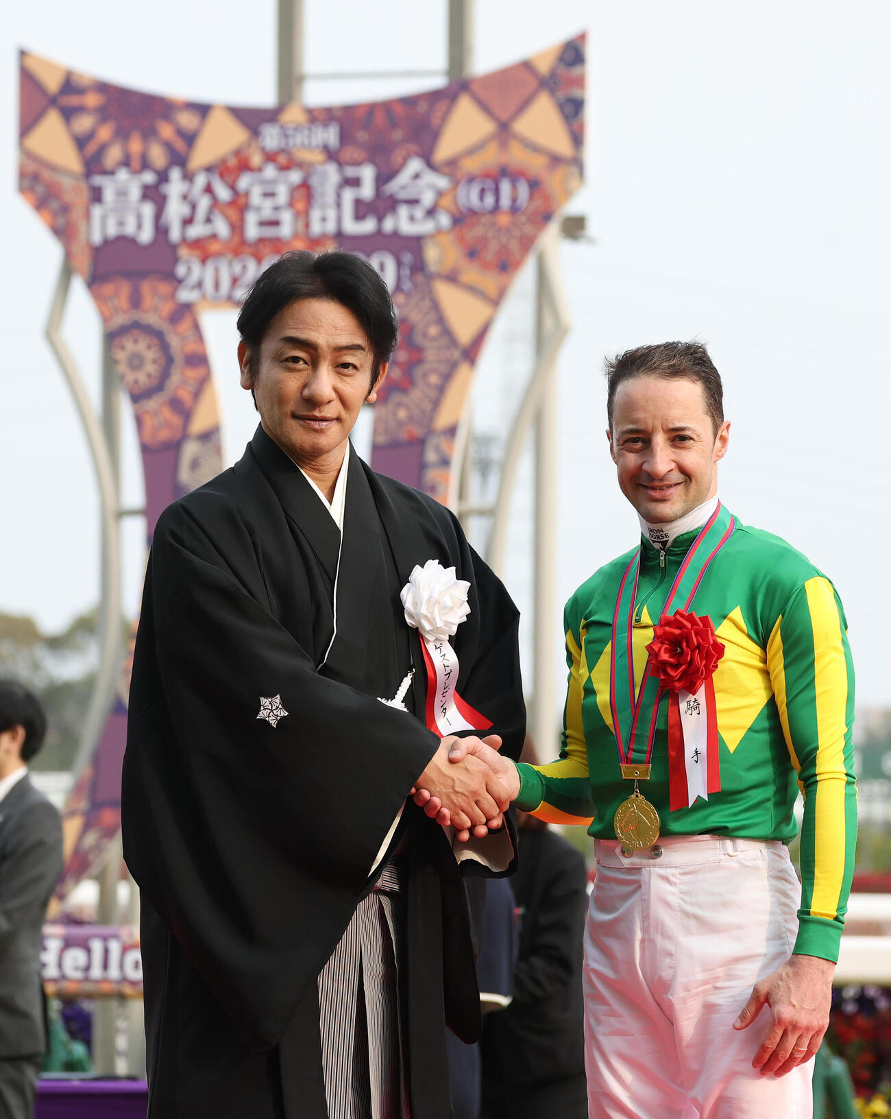 握手するプレゼンターの片岡愛之助（左）とルメール騎手（撮影・白石智彦）