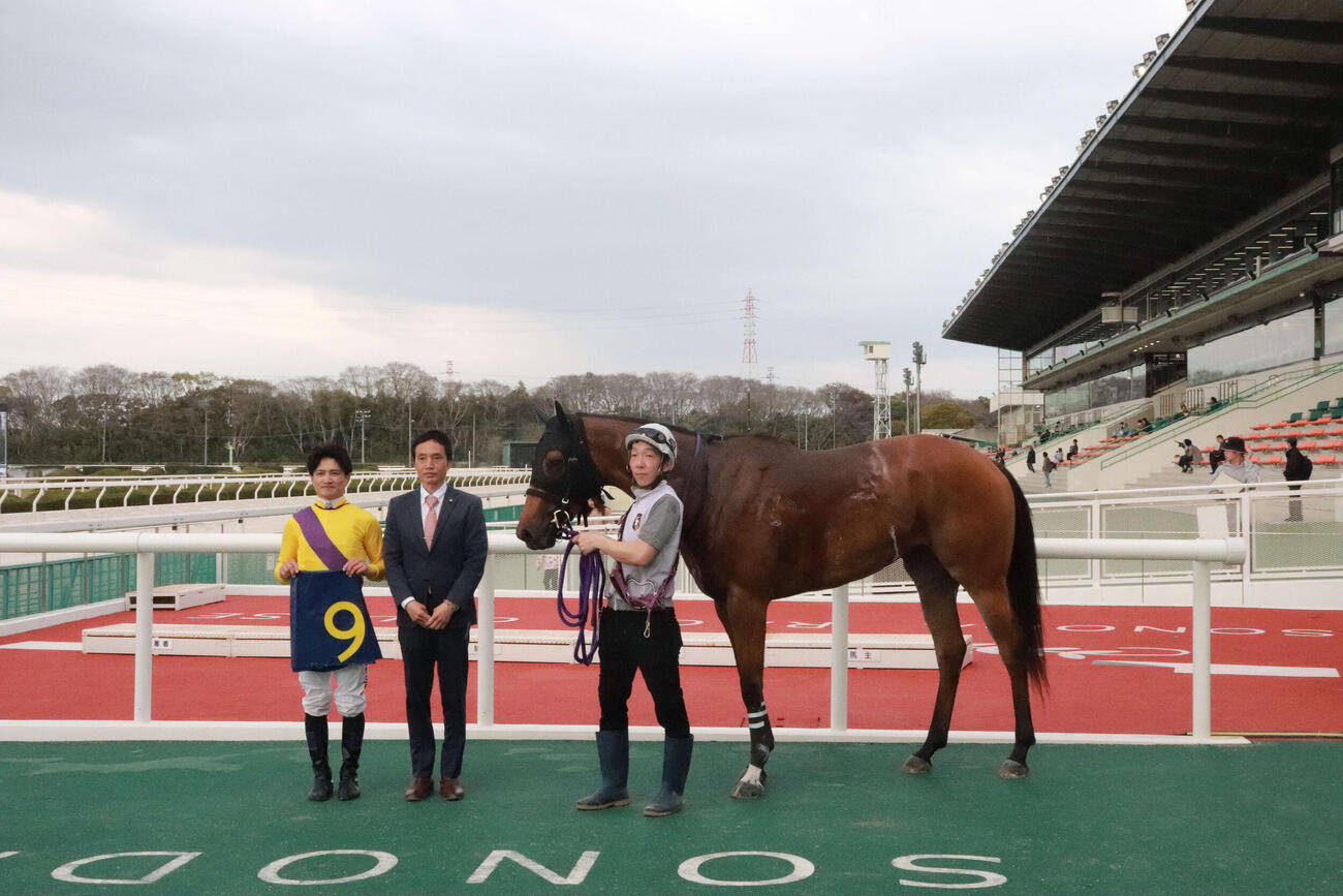 地方通算300勝を達成した永島太郎調教師（中央）