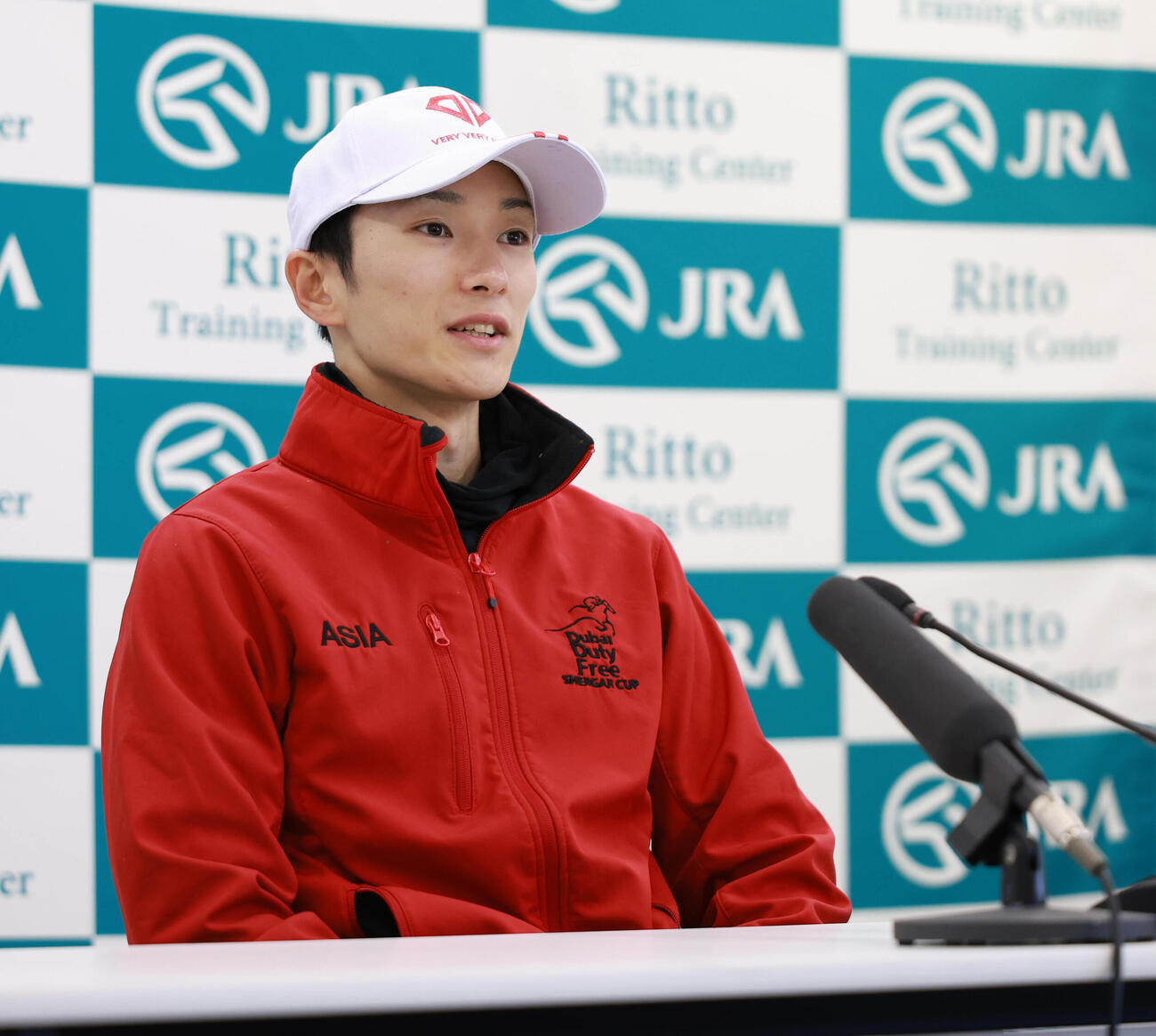 共同会見に出席する坂井瑠星騎手