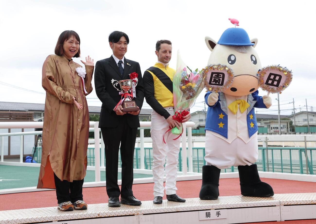 記念撮影を行う（左から）椿鬼奴、柄崎将寿調教師、クリストフ・ルメール騎手